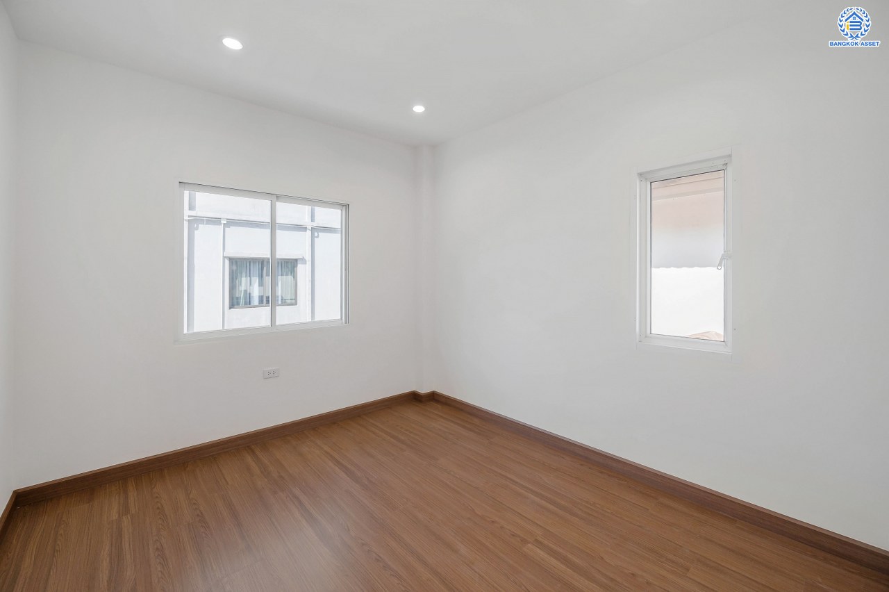 บ้านมือสองตกแต่งใหม่ โครงการ ปริญญดา เกษตร-นวมินทร์ หลังมุม เนื้อที่ 40.5 ตร.ว. ฟังก์ชัน 3 ห้องนอน 3 ห้องน้ำ 2 ที่จอดรถ บ้านทำเลเมือง การเดินทางสะดวกเชื่อมต่อถนนประเสริฐมนูกิจ ถนนรามอินทรา ถนนพหลโยธิน ใกล้เซ็นทรัล อีสต์วิลล์ โรงเรียนเลิศหล้า และใกล้จุดขึ้นทางด่วน "ฉลองรัช"